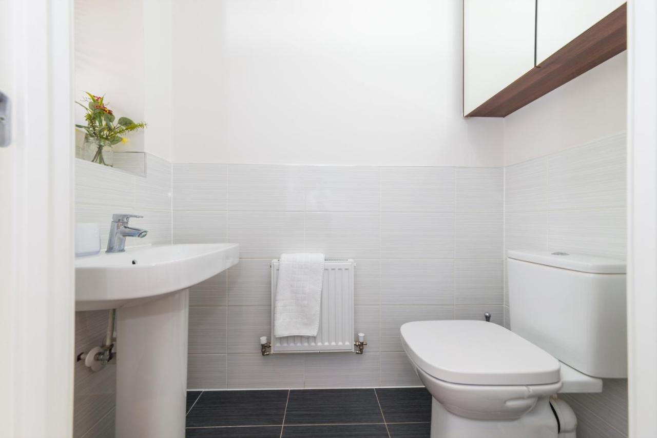 Greenfield's Oxlade - Modern 3 Bed House, Langley, Casa de férias
