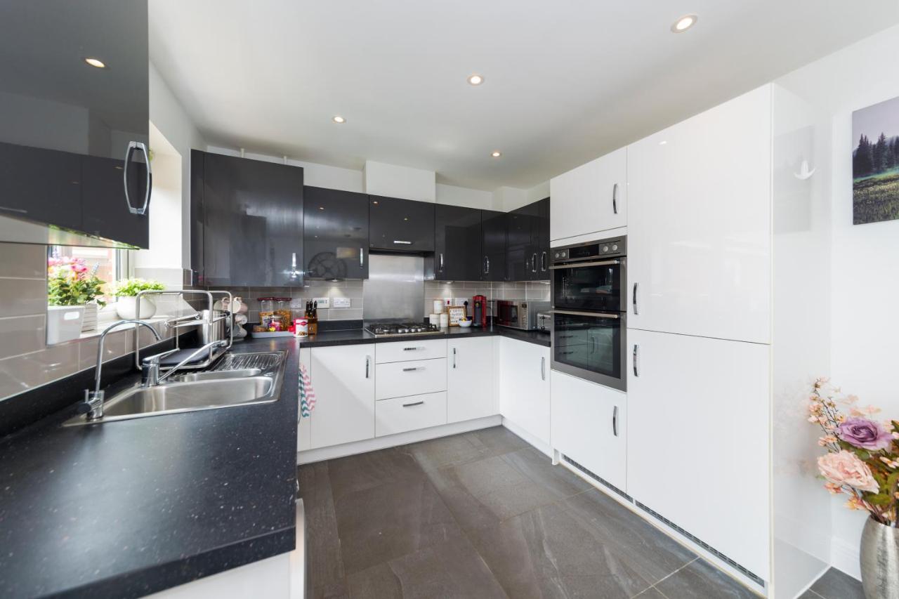 Greenfield's Oxlade - Modern 3 Bed House, Langley, Casa de férias Slough