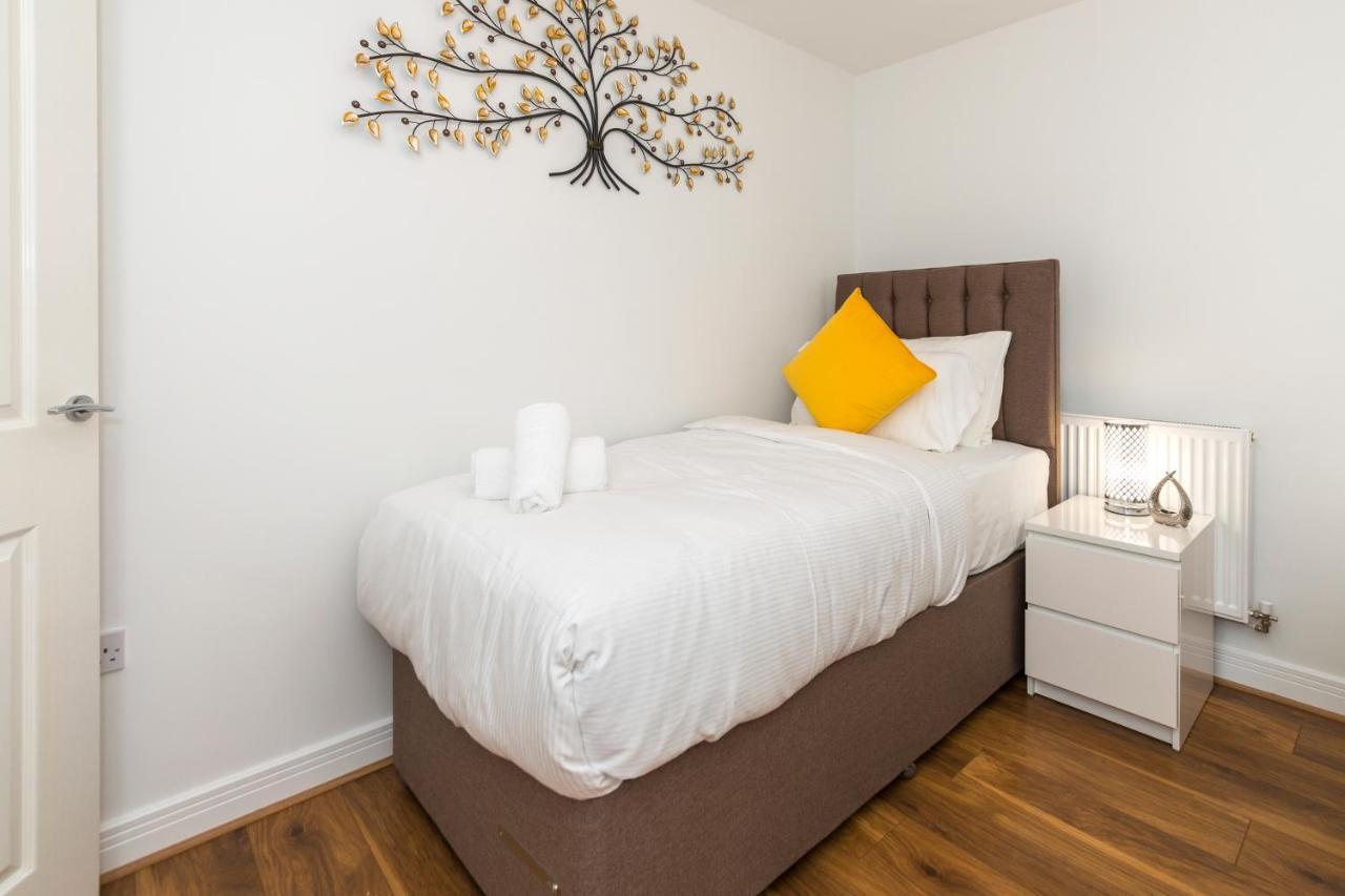 Greenfield's Oxlade - Modern 3 Bed House, Langley, Casa de férias