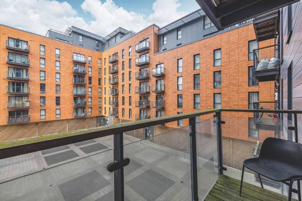 2 Bed At Station & Parking - London In 20 Mins *