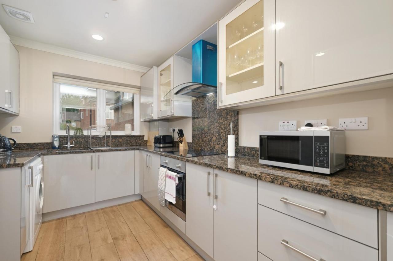 Town Center 4 Bedroom 4 Bathroom Hse With Parking By 360stays * Slough