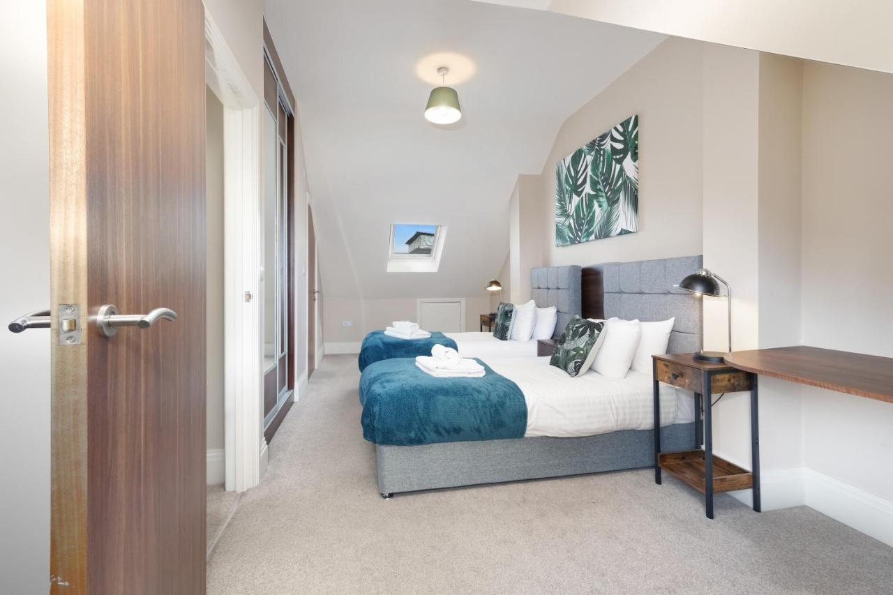 Town Center 4 Bedroom 4 Bathroom Hse With Parking By 360stays Slough