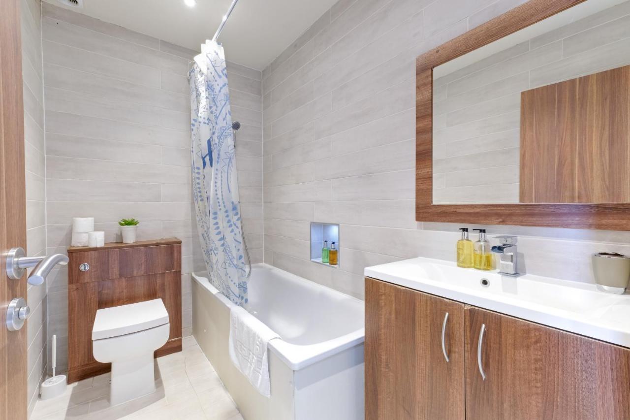 Town Center 4 Bedroom 4 Bathroom Hse With Parking By 360stays Slough
