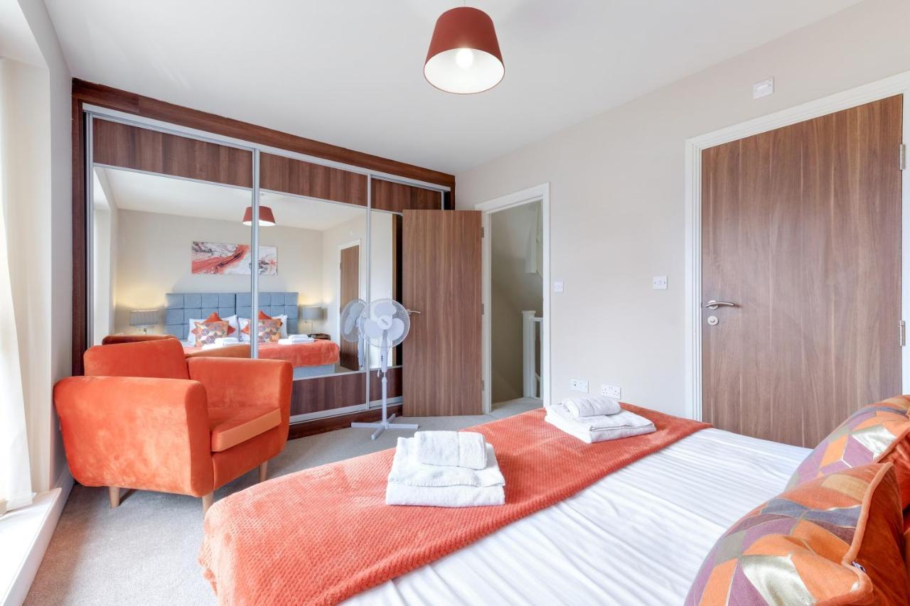 Town Center 4 Bedroom 4 Bathroom Hse With Parking By 360stays Slough