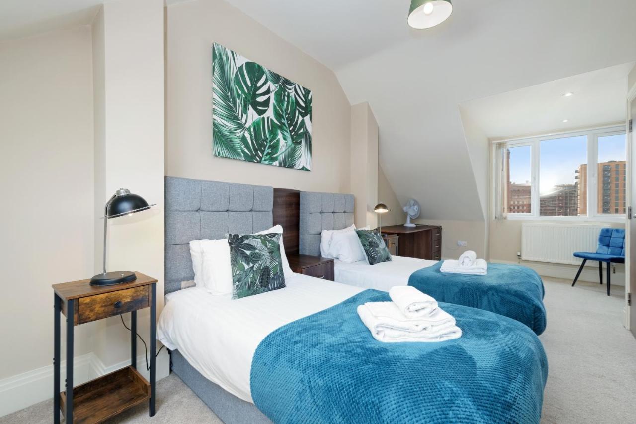 Casa de férias Town Center 4 Bedroom 4 Bathroom Hse With Parking By 360stays