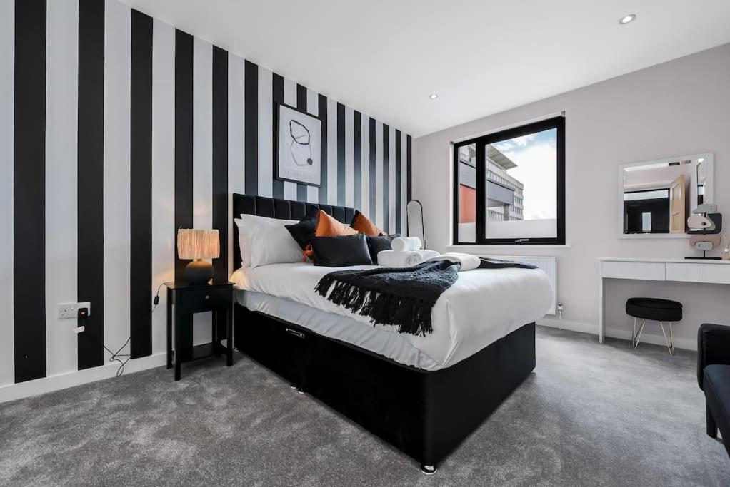 Monochrome Vibes 2br Relaxing Moments Slough