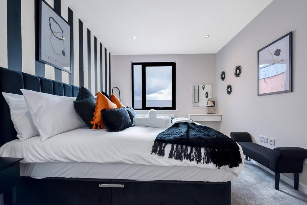 Monochrome Vibes 2br Relaxing Moments Slough
