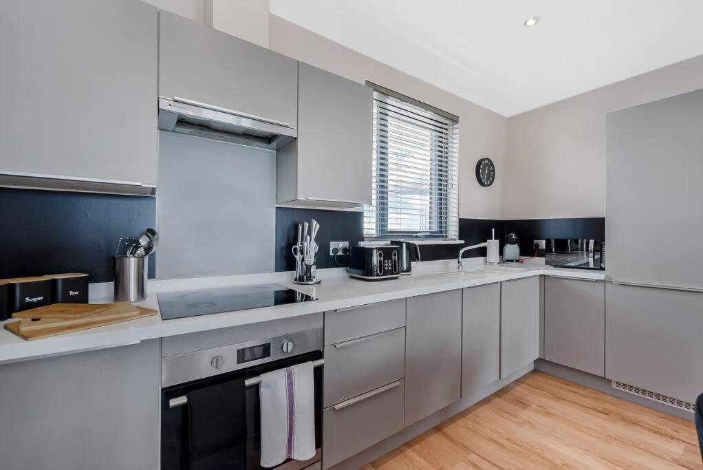 Monochrome Vibes 2br Relaxing Moments Apartamento Slough