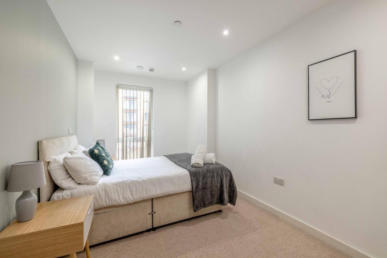 2 Bed At Station & Parking - London In 20 Mins Slough