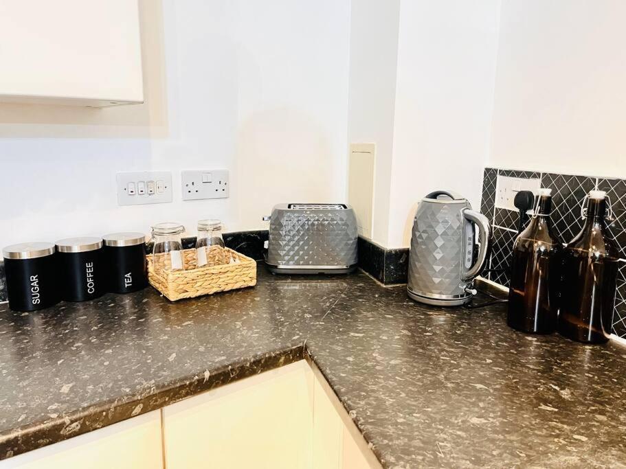 Bright & Spacious Flat - Perfect For Exploring London , & Windsor! Slough