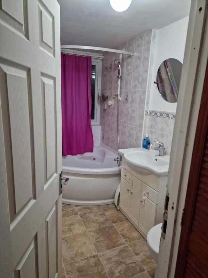 Heathrow Windsor With Shared Bath, Kitchen And Free Parking * Slough