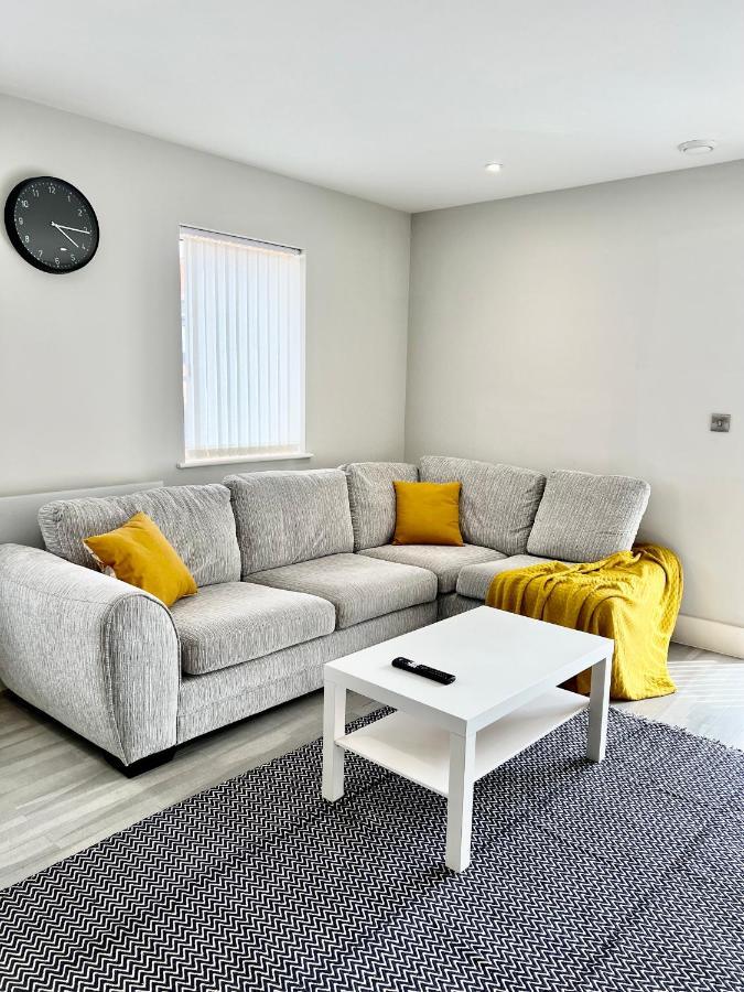 Apartment Deluxe 2 Bed 2 Bath Flat - Windsor, Heathrow Airport, Station Slough