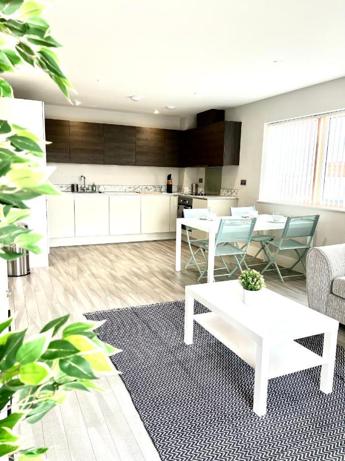 Deluxe 2 Bed 2 Bath Flat - Windsor, Heathrow Airport, Station