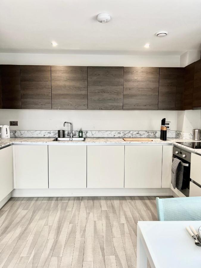 Deluxe 2 Bed 2 Bath Flat - Windsor, Heathrow Airport, Station * Slough