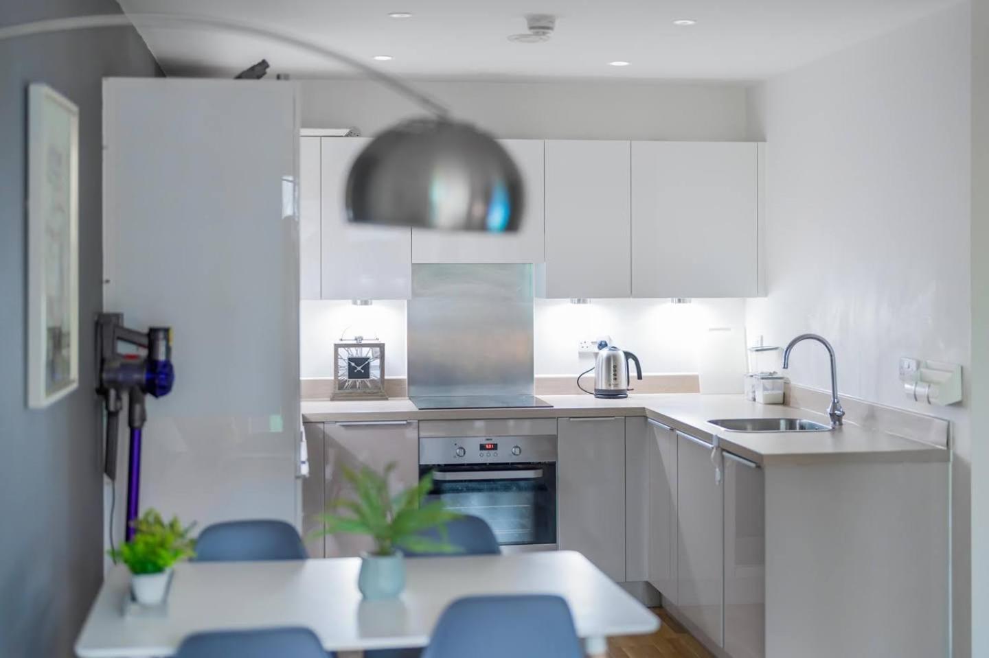 Very Modern 17min London Paddington, 8min Legoland Apartment Slough