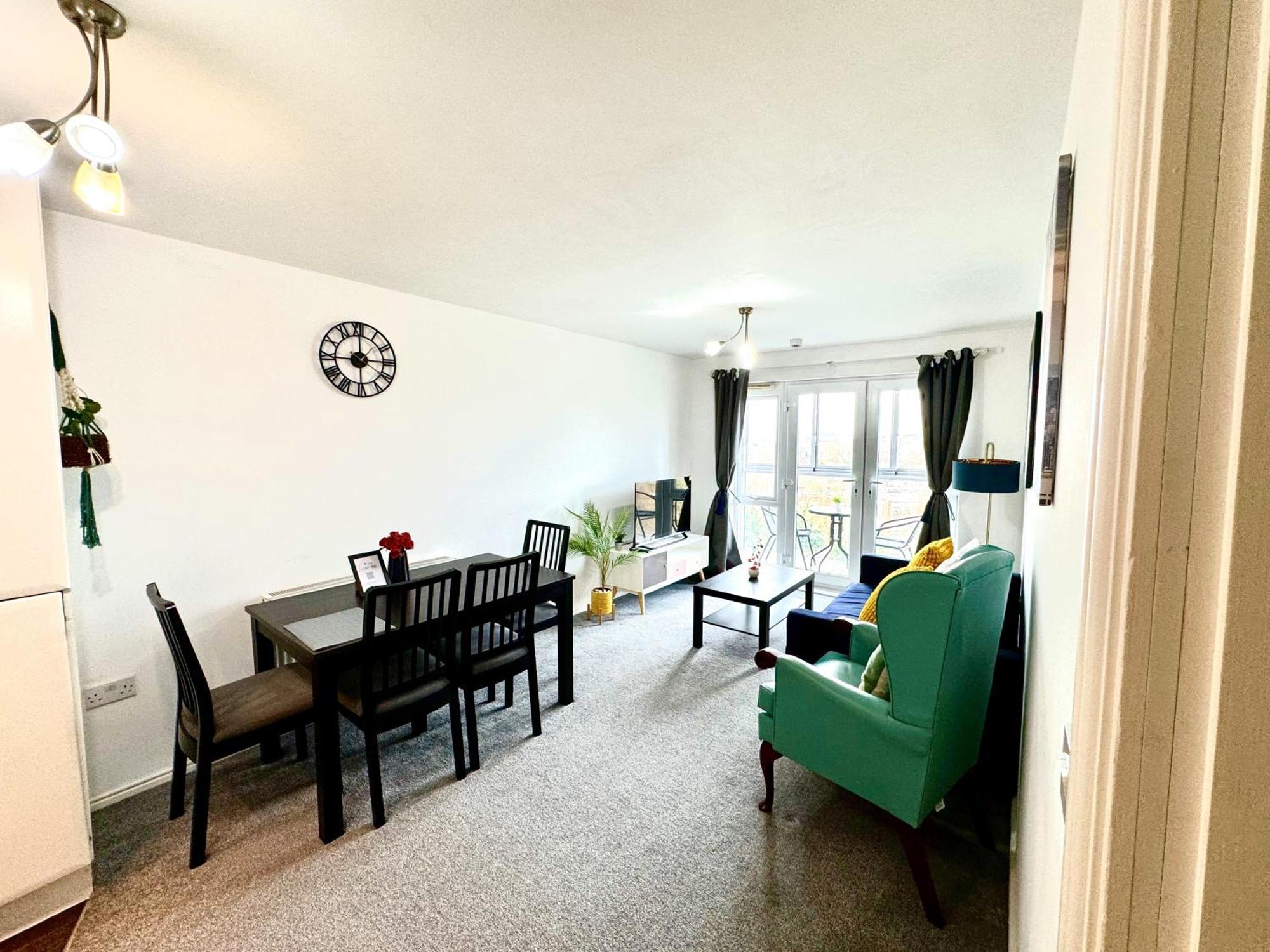 Bright & Spacious Flat - Perfect For Exploring London , & Windsor! Slough