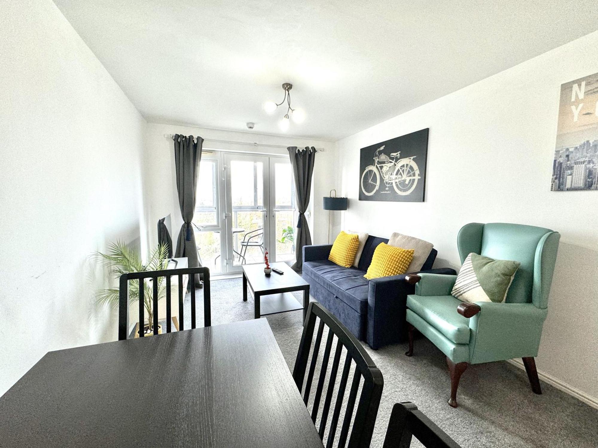 Bright & Spacious Flat - Perfect For Exploring London , & Windsor! Apartamento *