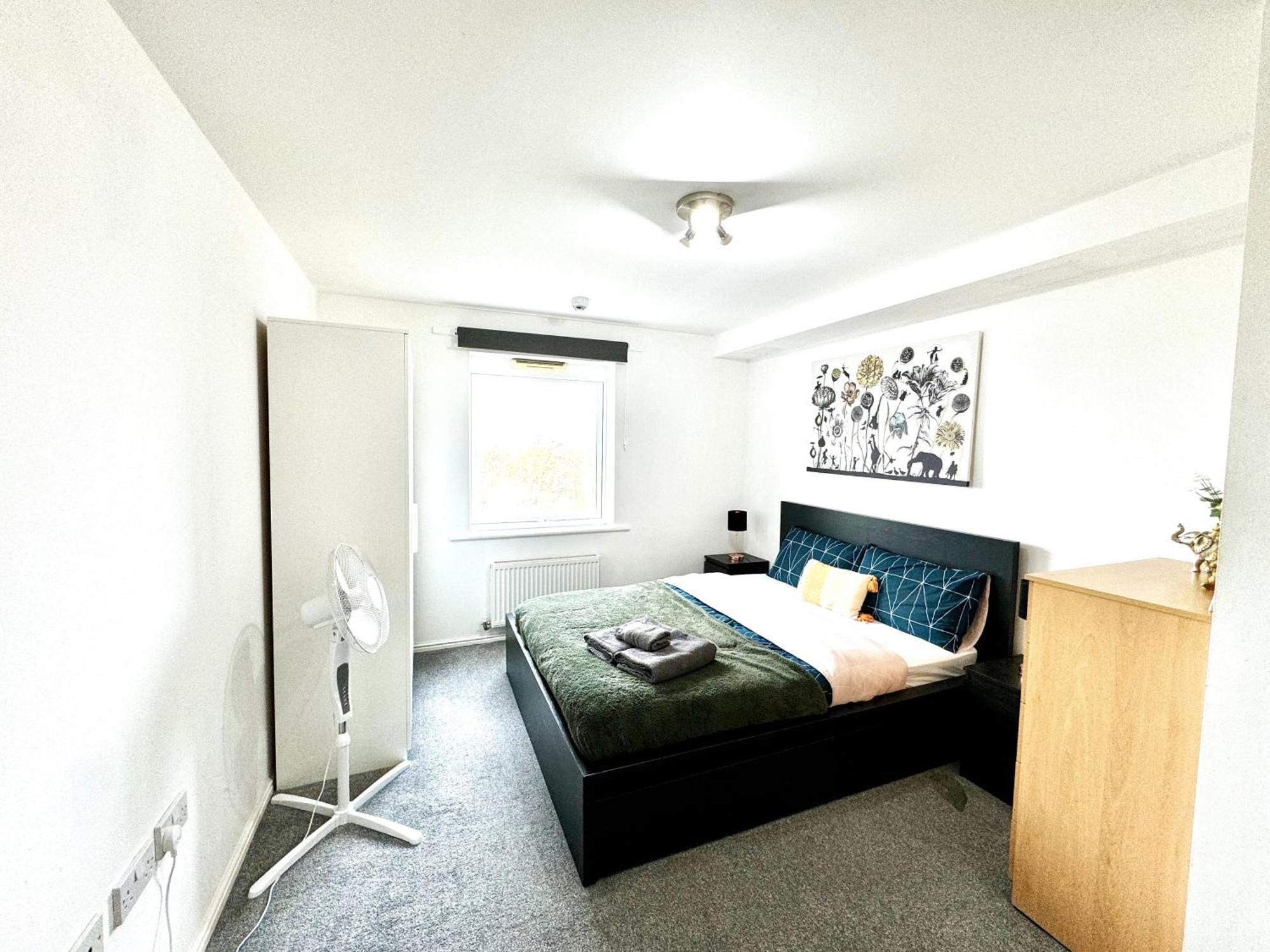 Bright & Spacious Flat - Perfect For Exploring London , & Windsor! * Slough