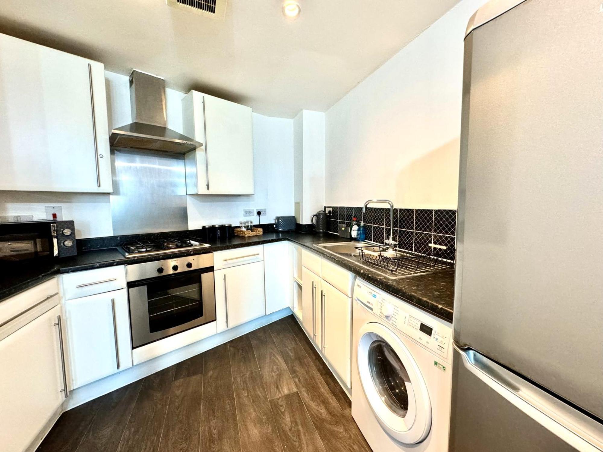 Bright & Spacious Flat - Perfect For Exploring London , & Windsor! Apartamento Slough