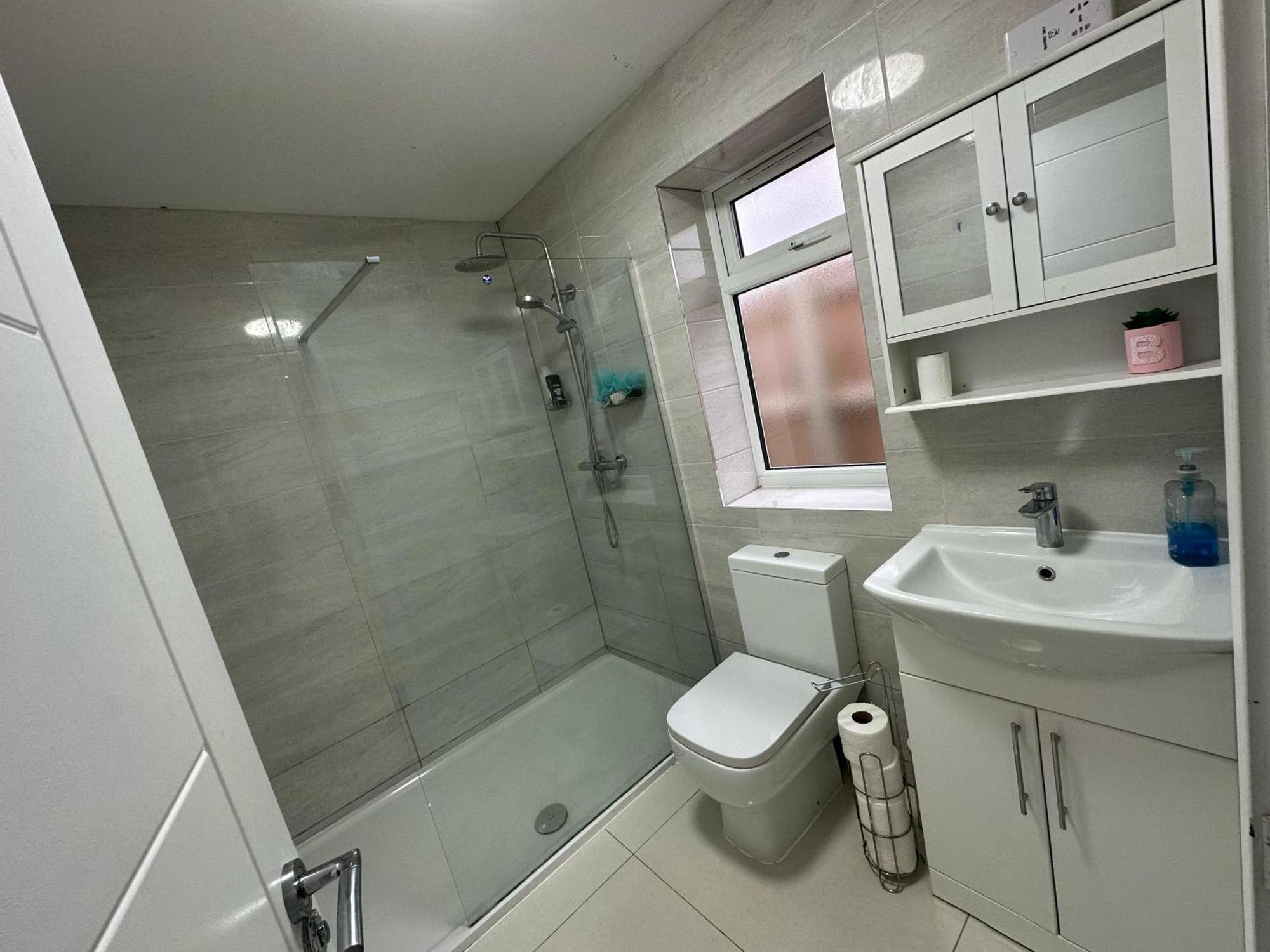 Separate One Bedroom Large In Apartment *