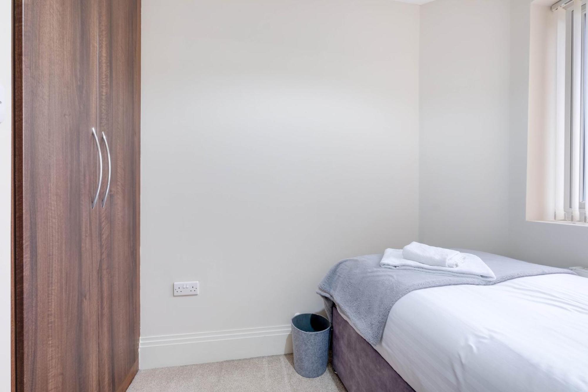 Town Center 4 Bedroom 4 Bathroom Hse With Parking By 360stays