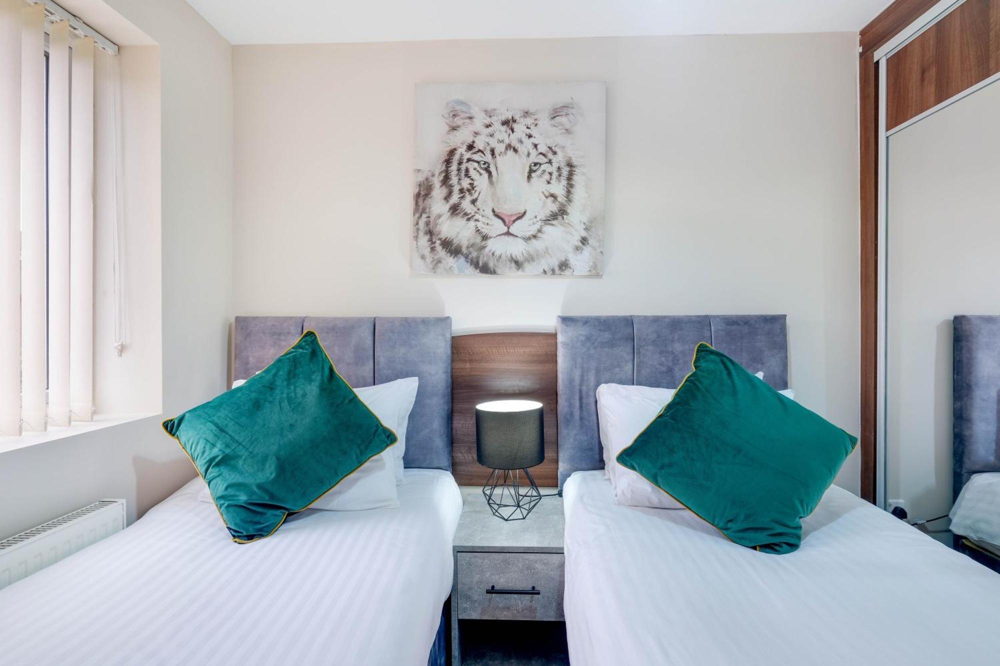 Casa de férias Town Center 4 Bedroom 4 Bathroom Hse With Parking By 360stays Slough