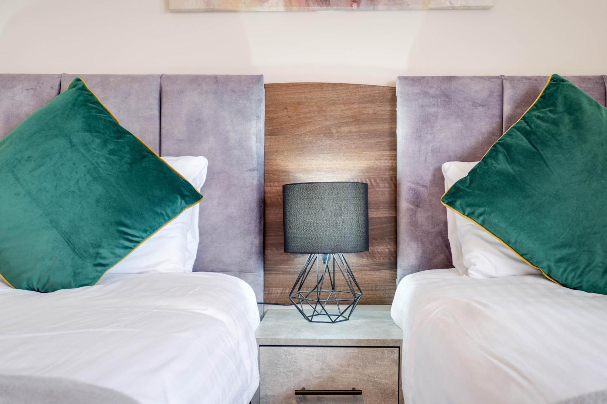 Town Center 4 Bedroom 4 Bathroom Hse With Parking By 360stays Casa de férias Slough