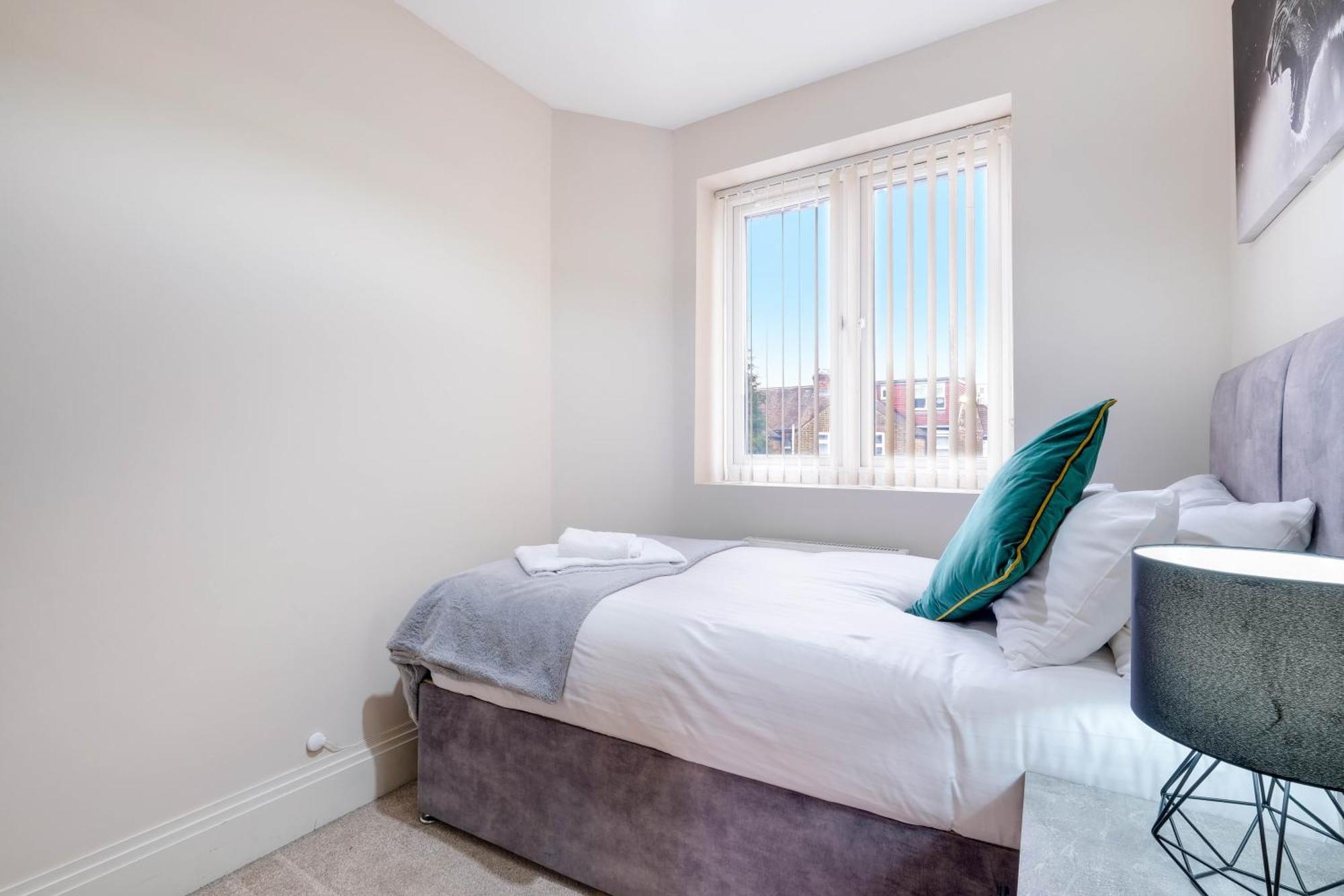 Town Center 4 Bedroom 4 Bathroom Hse With Parking By 360stays Slough