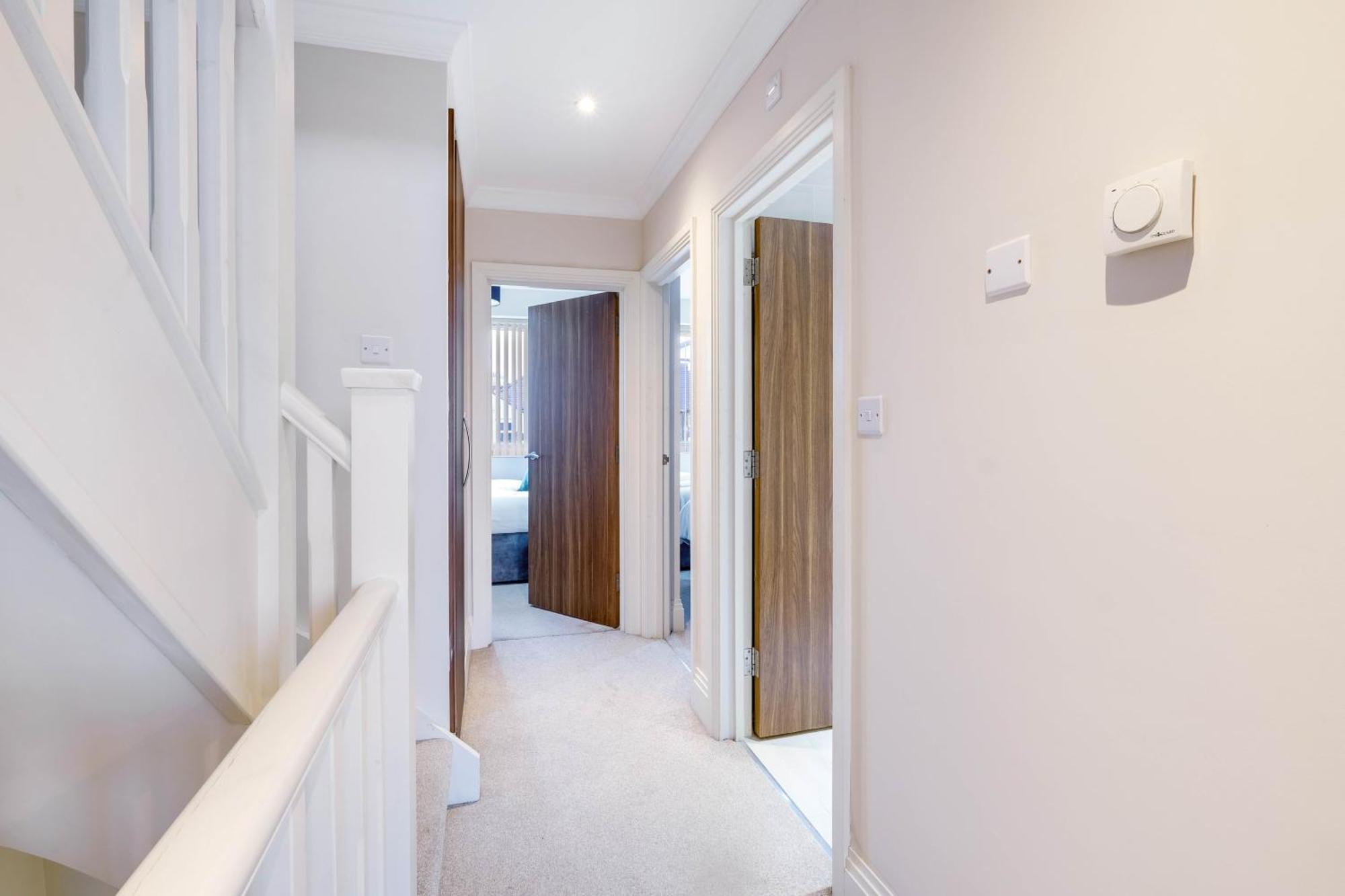Town Center 4 Bedroom 4 Bathroom Hse With Parking By 360stays * Slough