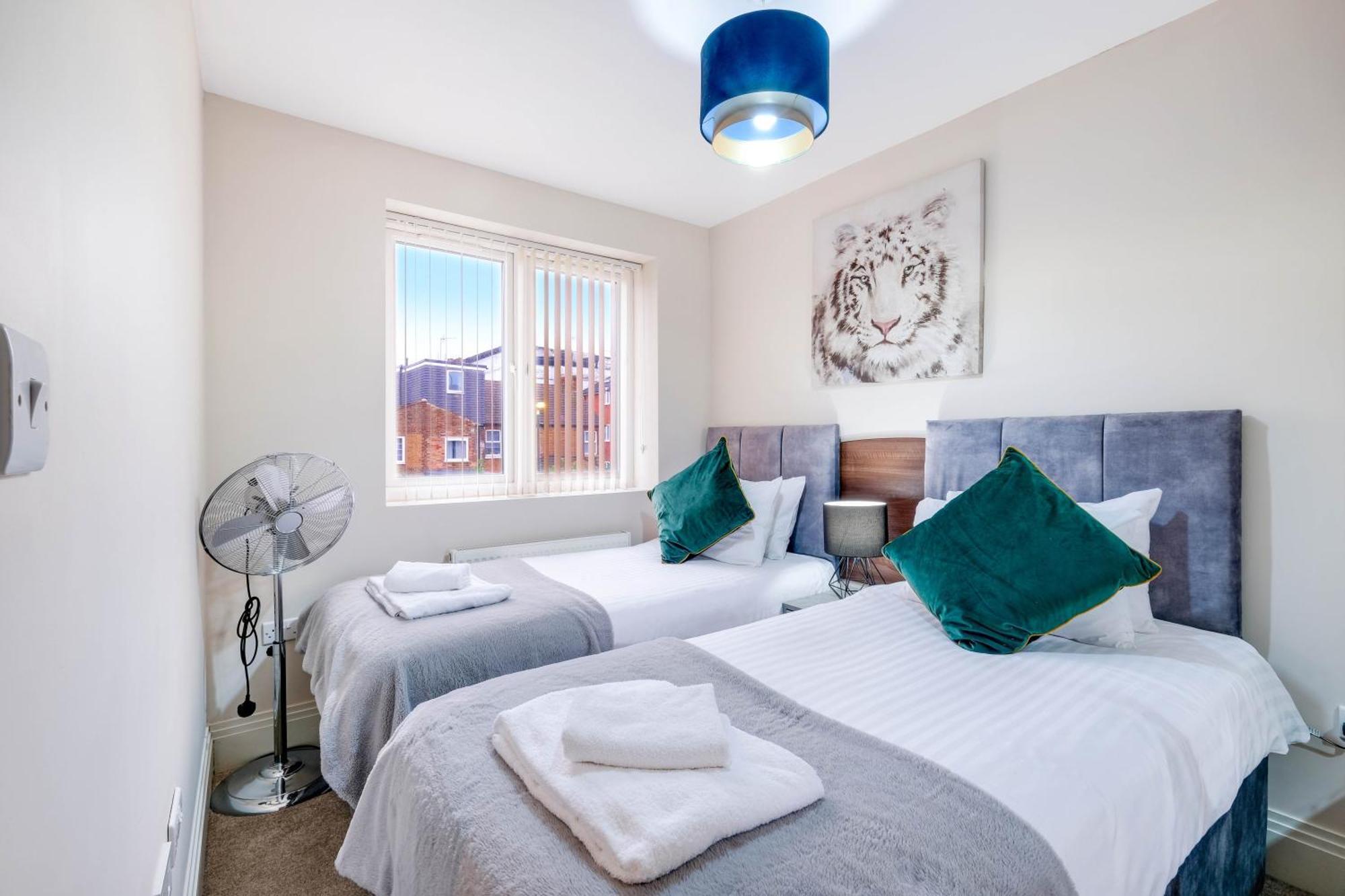 Casa de férias Town Center 4 Bedroom 4 Bathroom Hse With Parking By 360stays