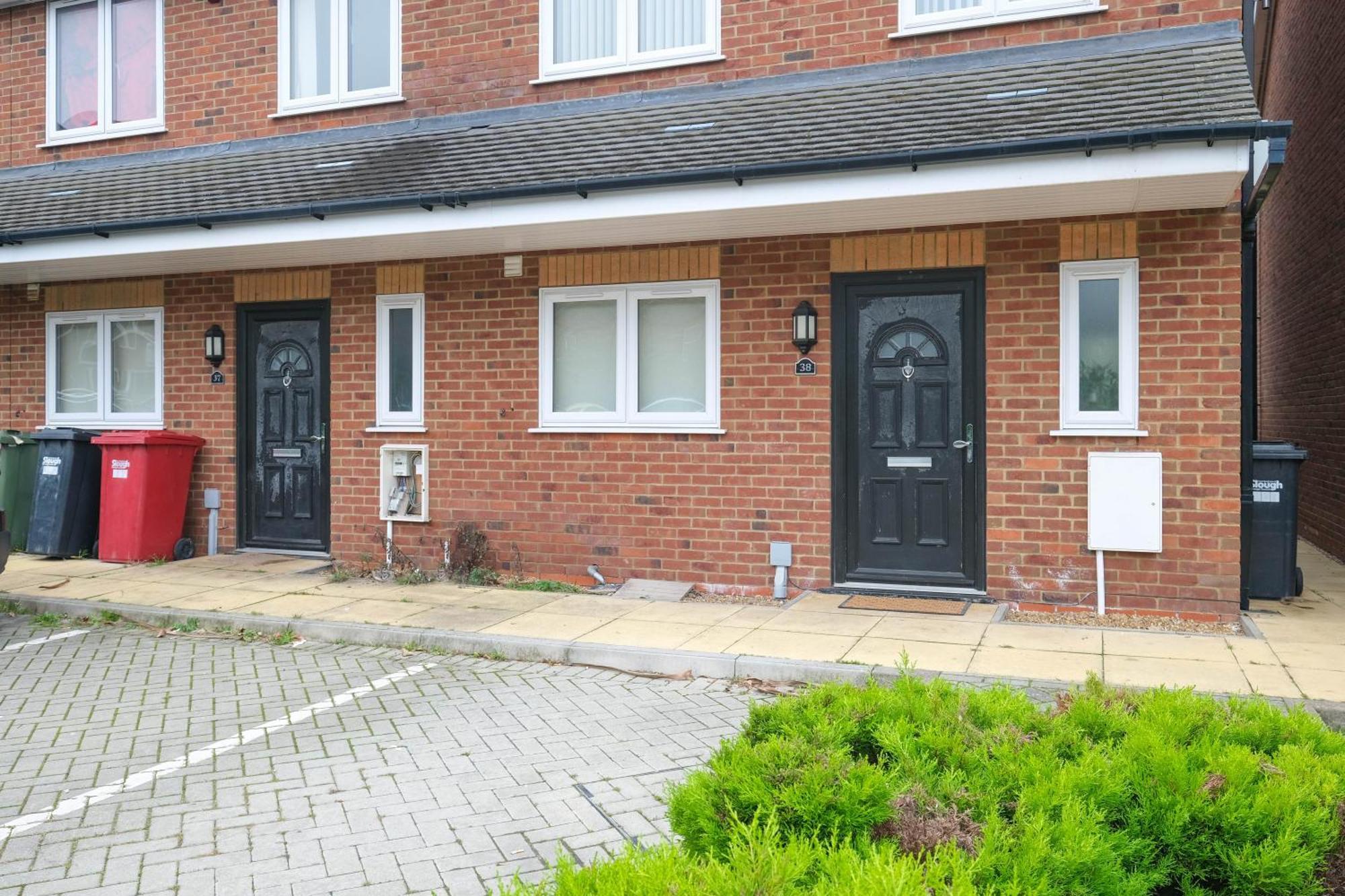 Town Center 4 Bedroom 4 Bathroom Hse With Parking By 360stays Casa de férias Slough