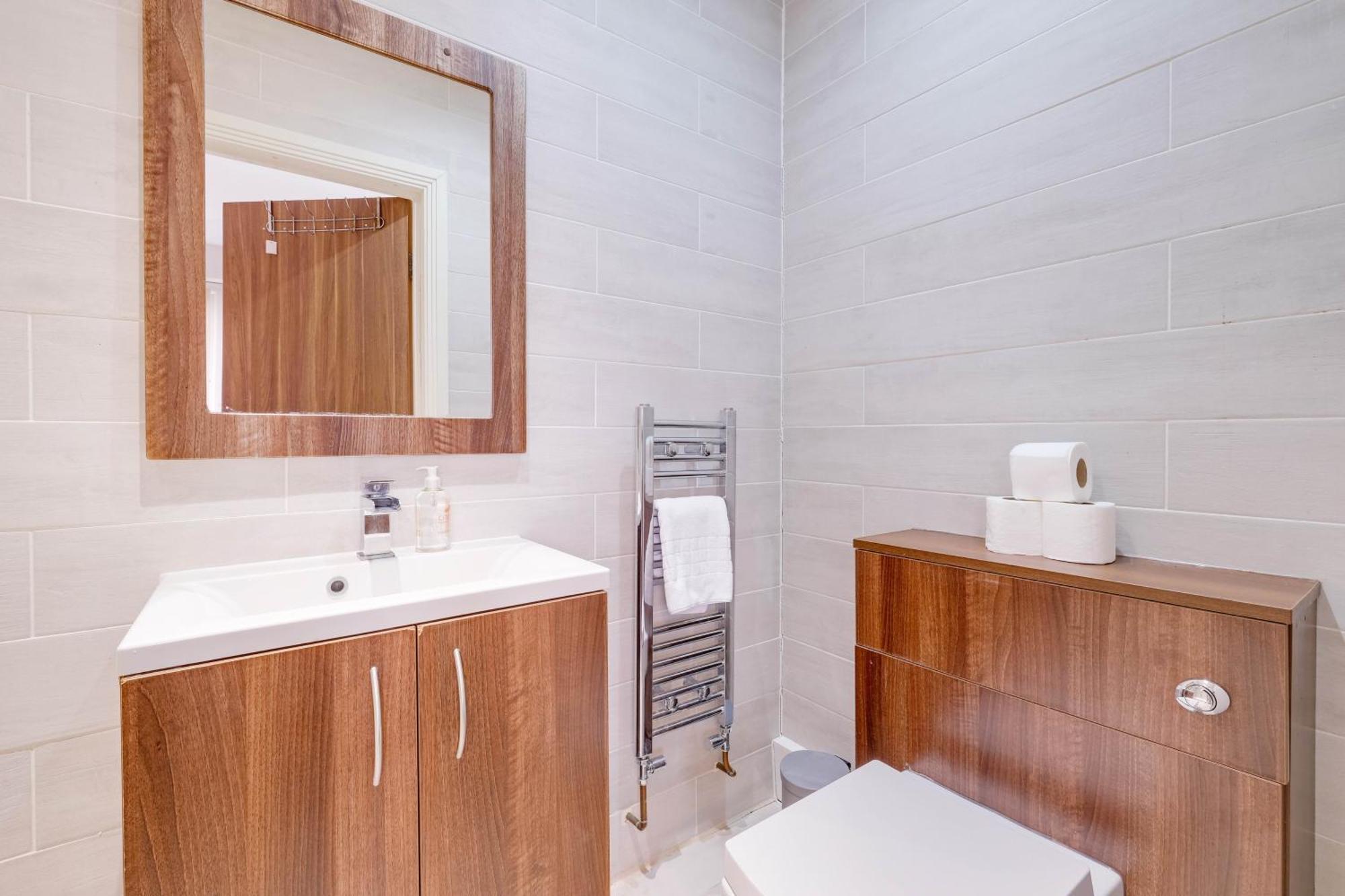 Town Center 4 Bedroom 4 Bathroom Hse With Parking By 360stays Casa de férias