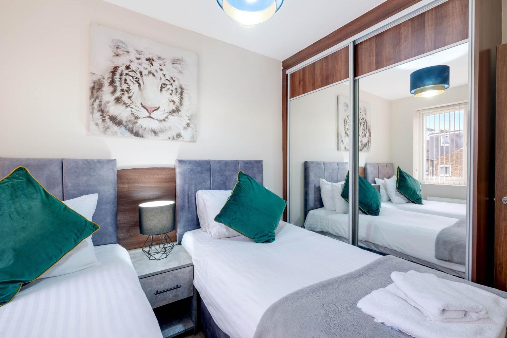 Casa de férias Town Center 4 Bedroom 4 Bathroom Hse With Parking By 360stays *