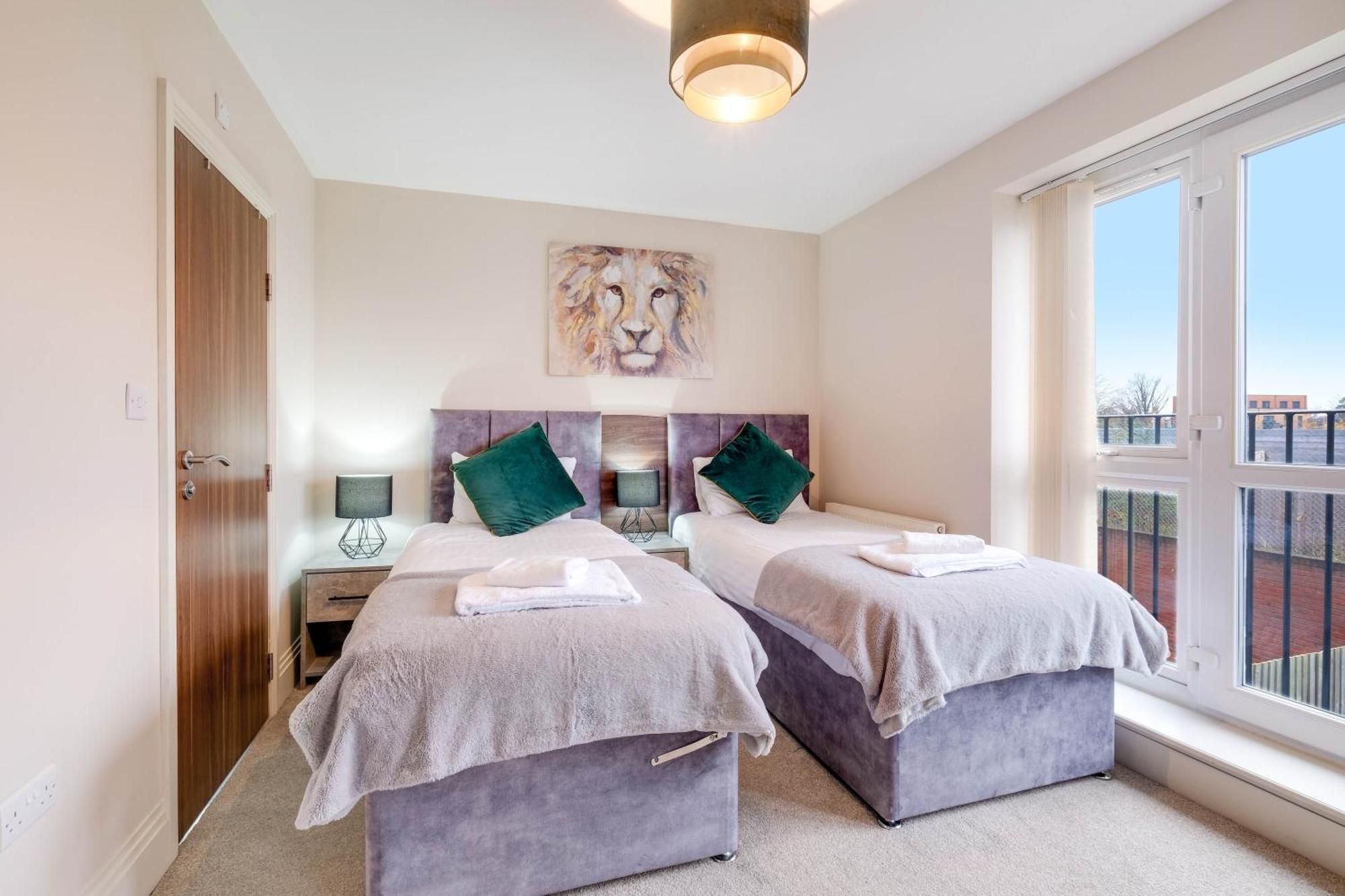 Casa de férias Town Center 4 Bedroom 4 Bathroom Hse With Parking By 360stays Slough