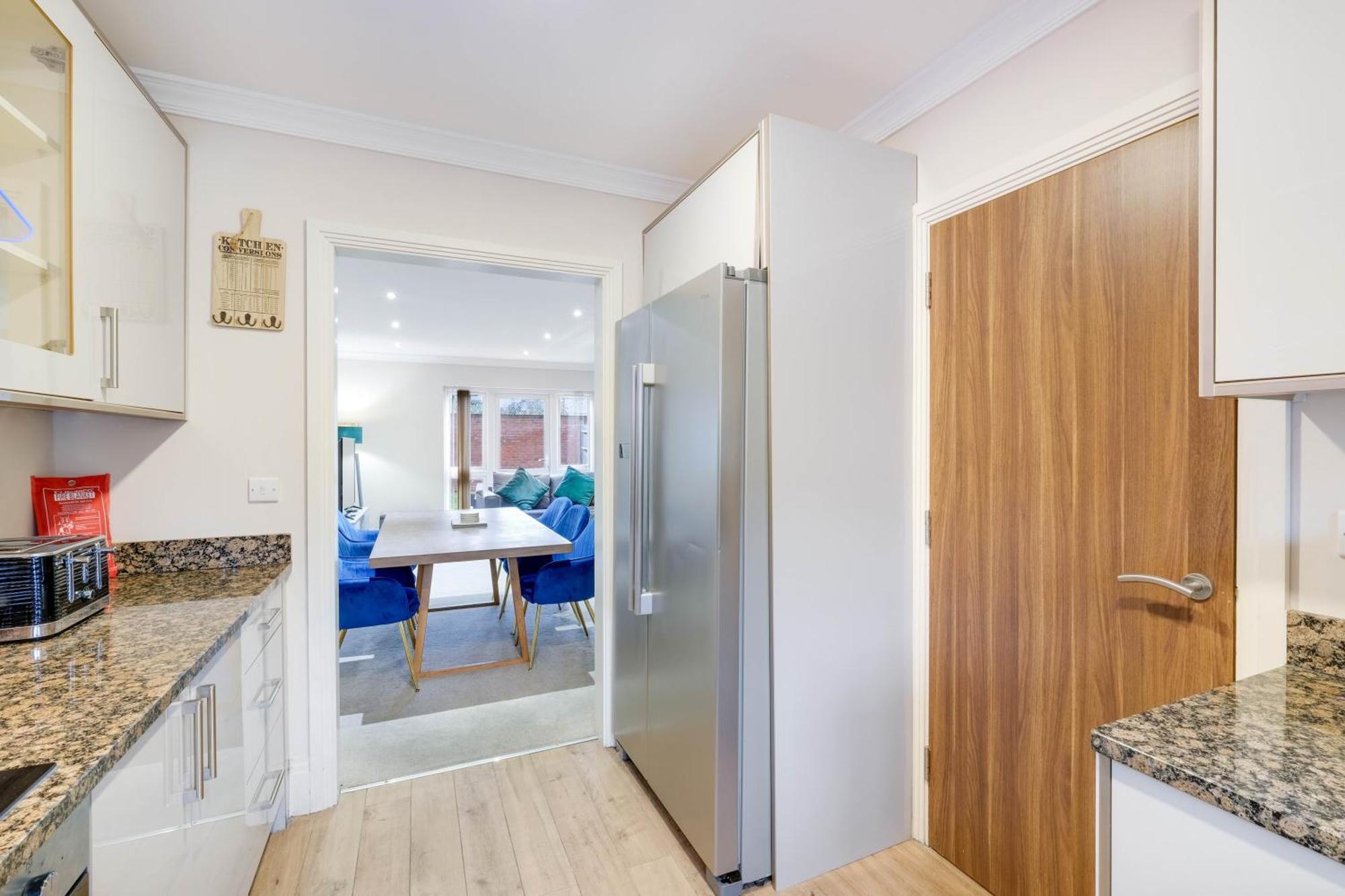Town Center 4 Bedroom 4 Bathroom Hse With Parking By 360stays * Slough