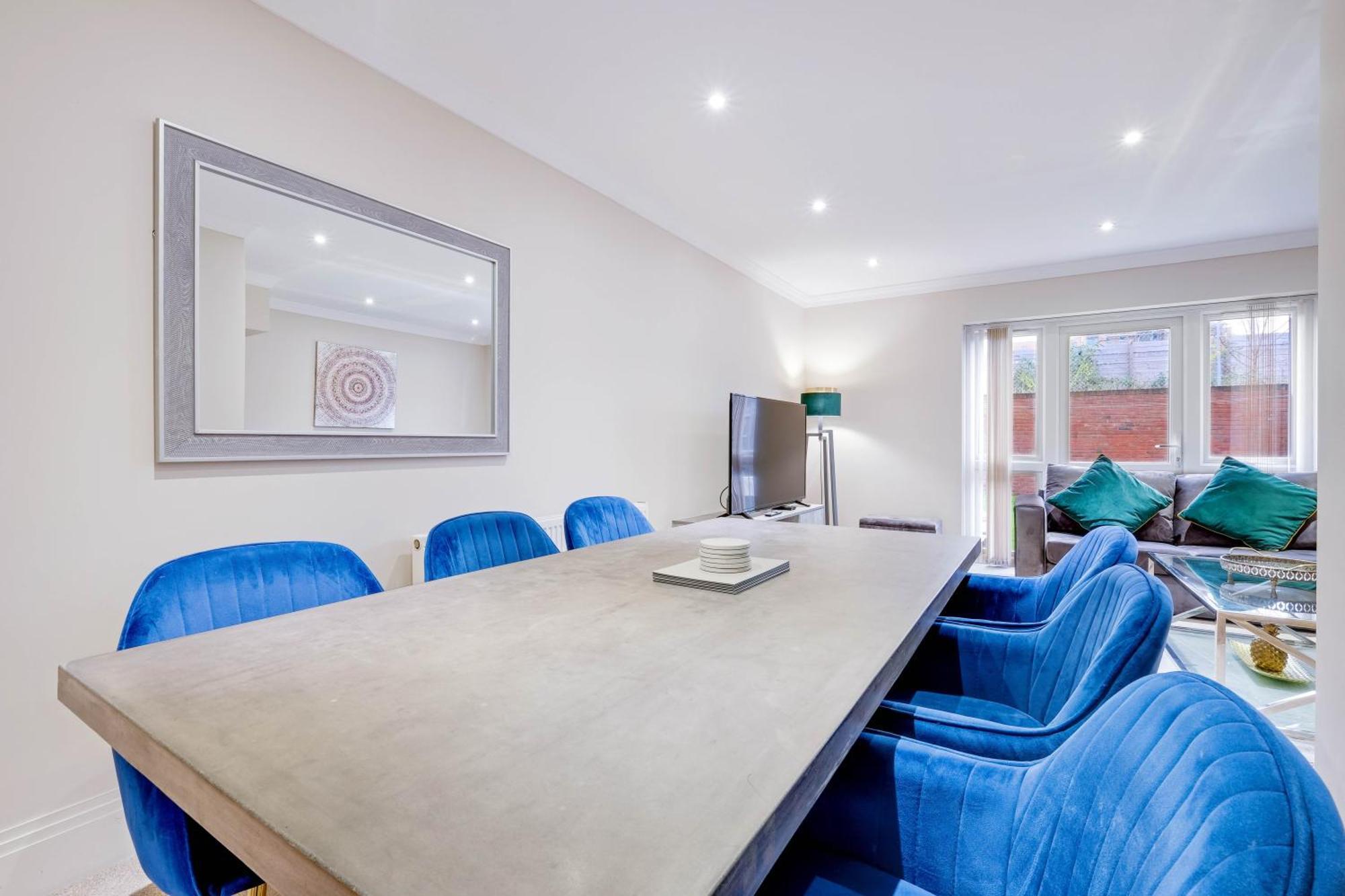 Town Center 4 Bedroom 4 Bathroom Hse With Parking By 360stays Casa de férias Slough