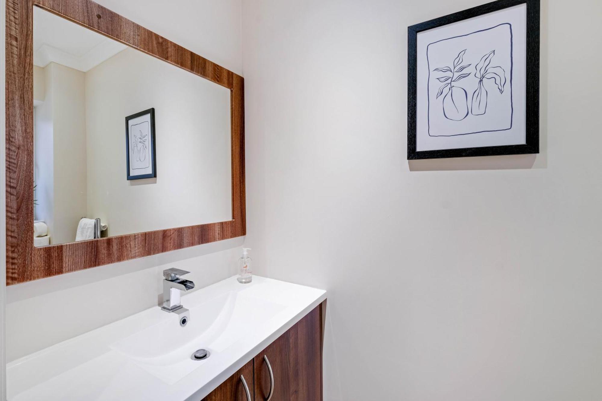 Town Center 4 Bedroom 4 Bathroom Hse With Parking By 360stays Slough
