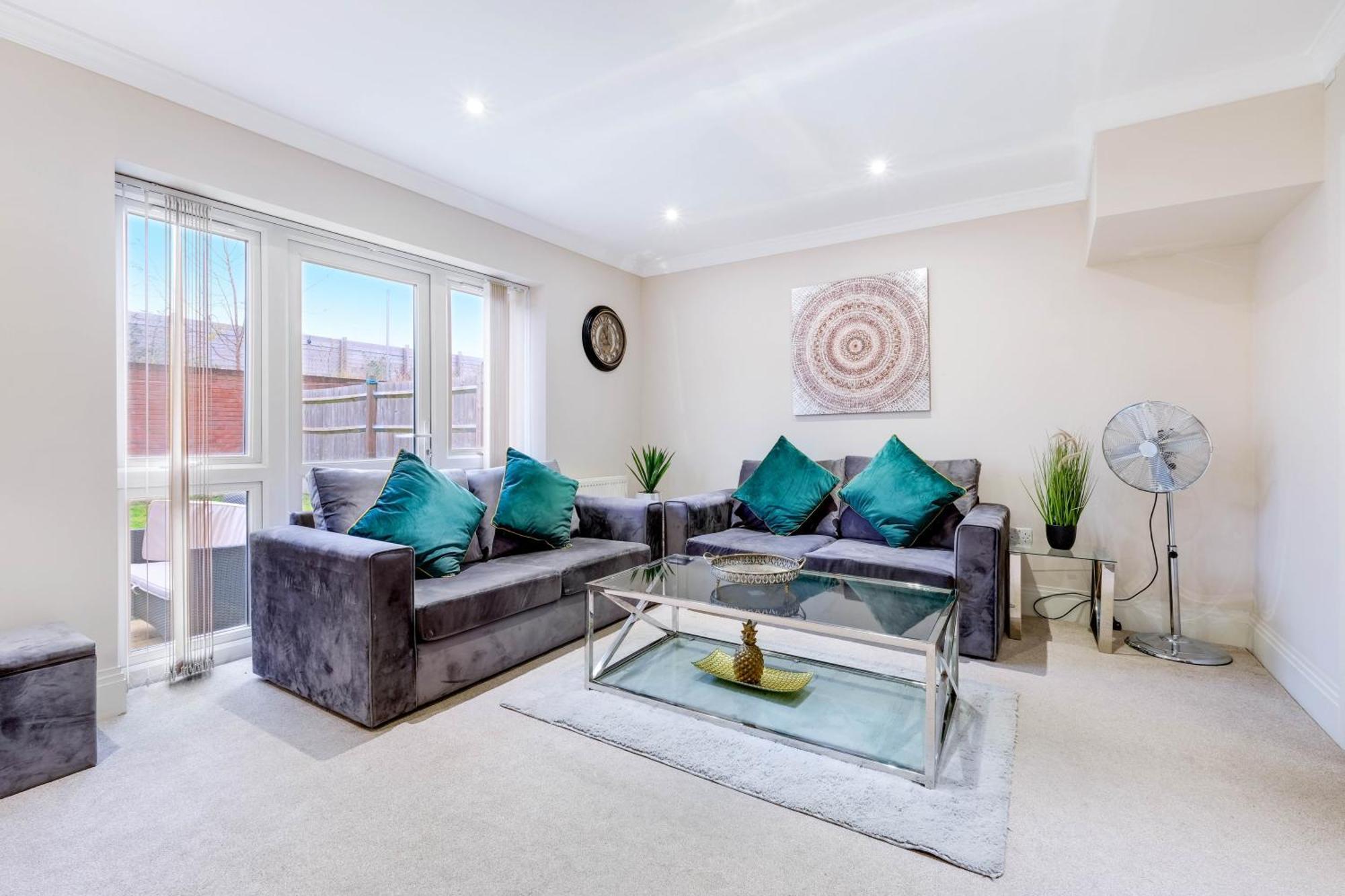 Town Center 4 Bedroom 4 Bathroom Hse With Parking By 360stays *