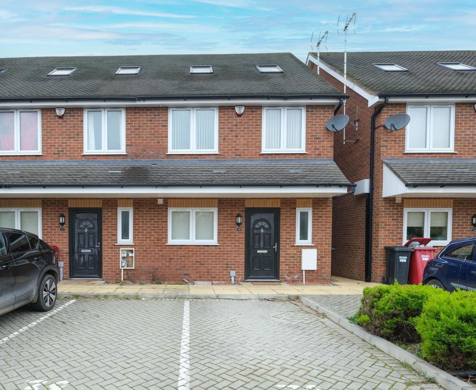 Town Center 4 Bedroom 4 Bathroom Hse With Parking By 360stays * Slough