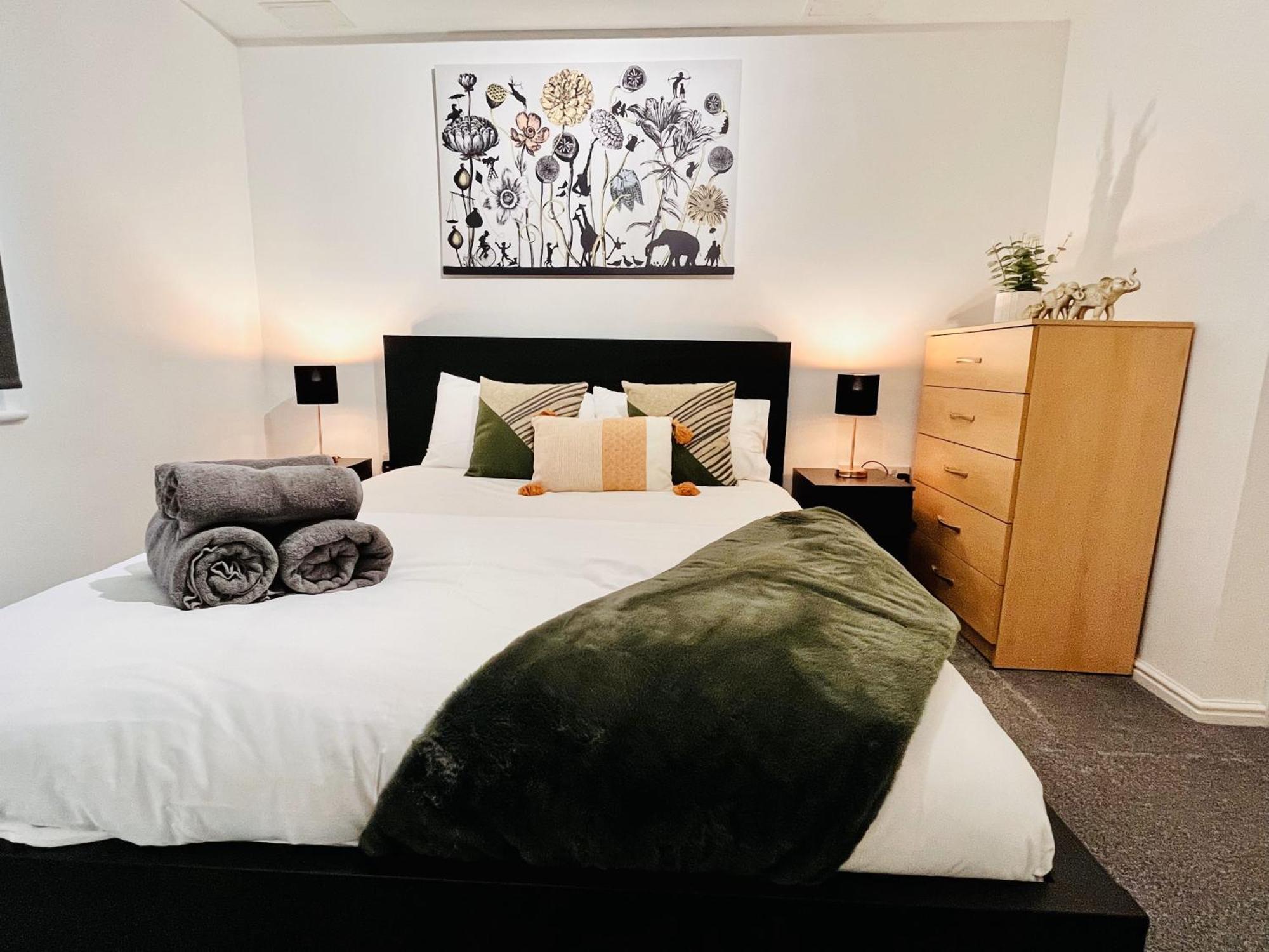 Bright & Spacious Flat - Perfect For Exploring London , & Windsor!