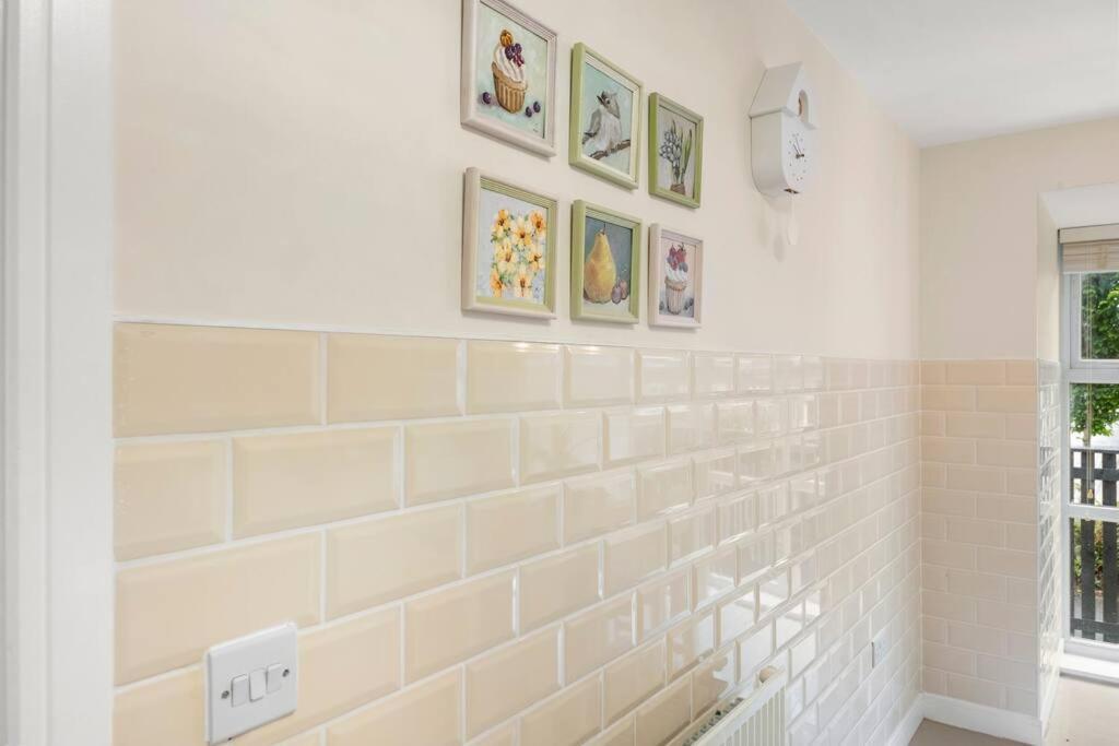 Radiant Retreat Ideal For Legoland, Windsor, & Lhr Holiday home *