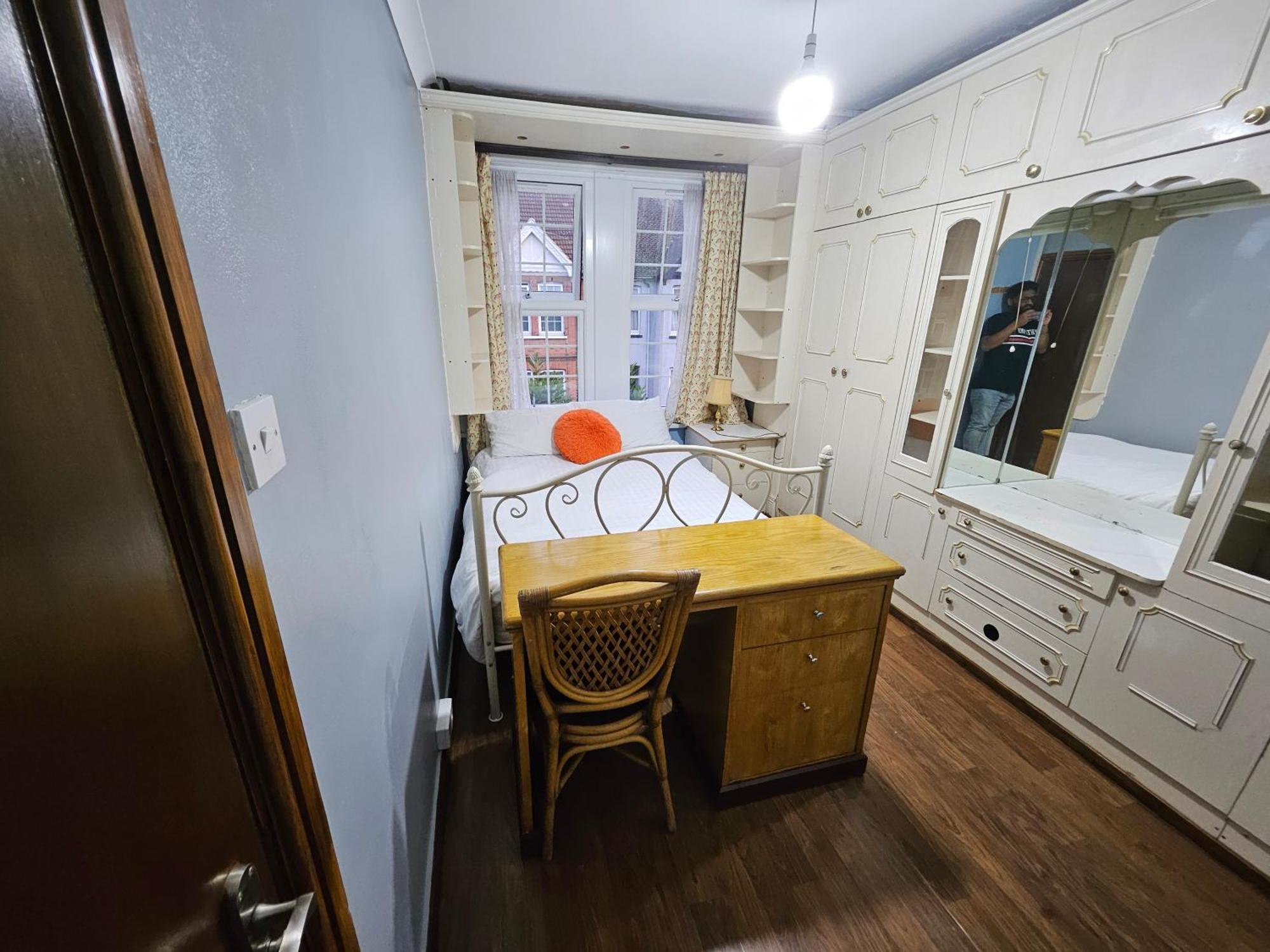 6 Bedrooms Legoland Windsor Heathrow Sleep 10