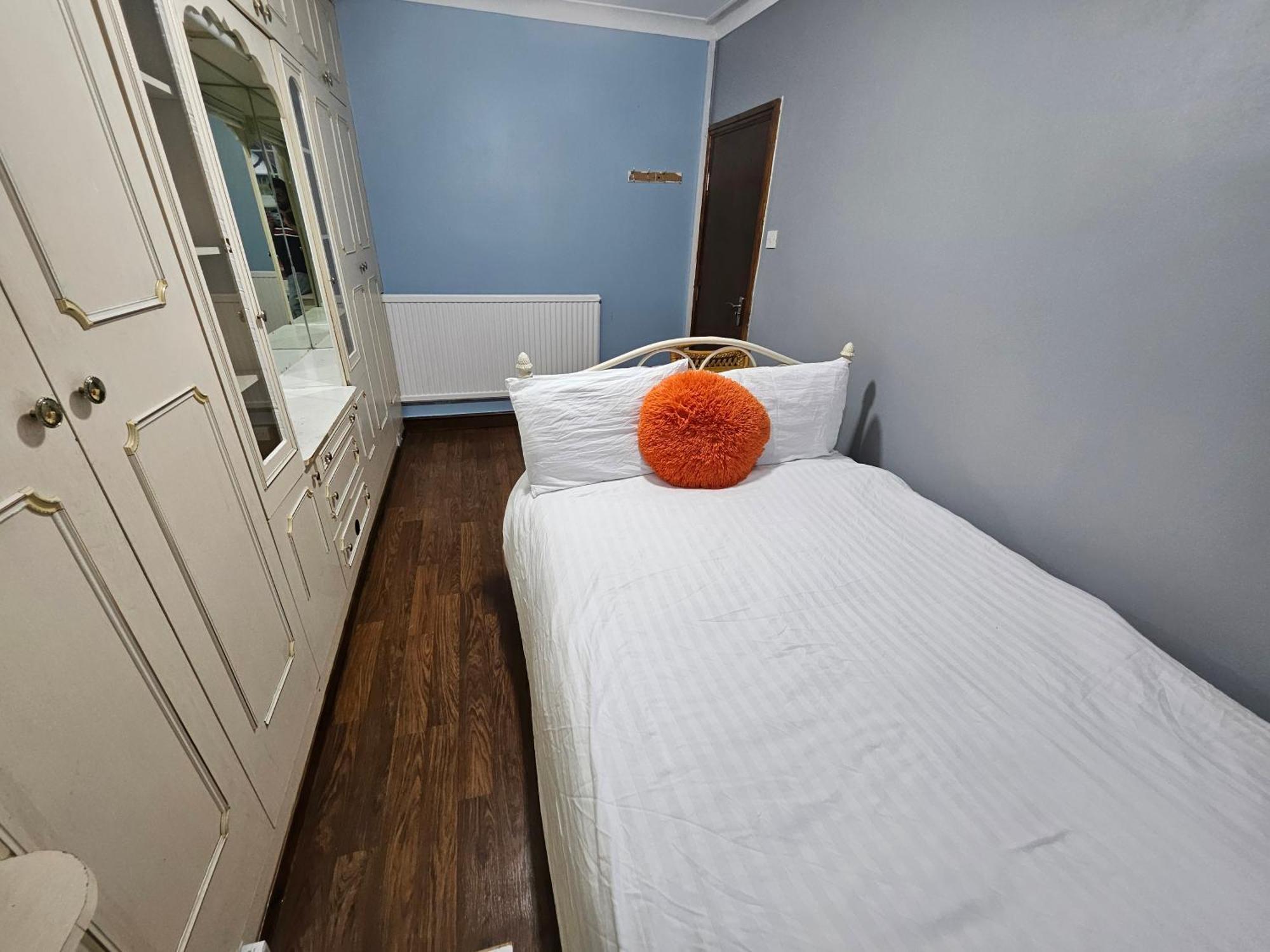 6 Bedrooms Legoland Windsor Heathrow Sleep 10 Casa de férias *
