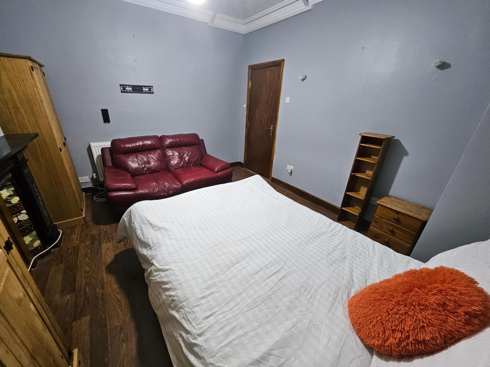 6 Bedrooms Legoland Windsor Heathrow Sleep 10 Slough