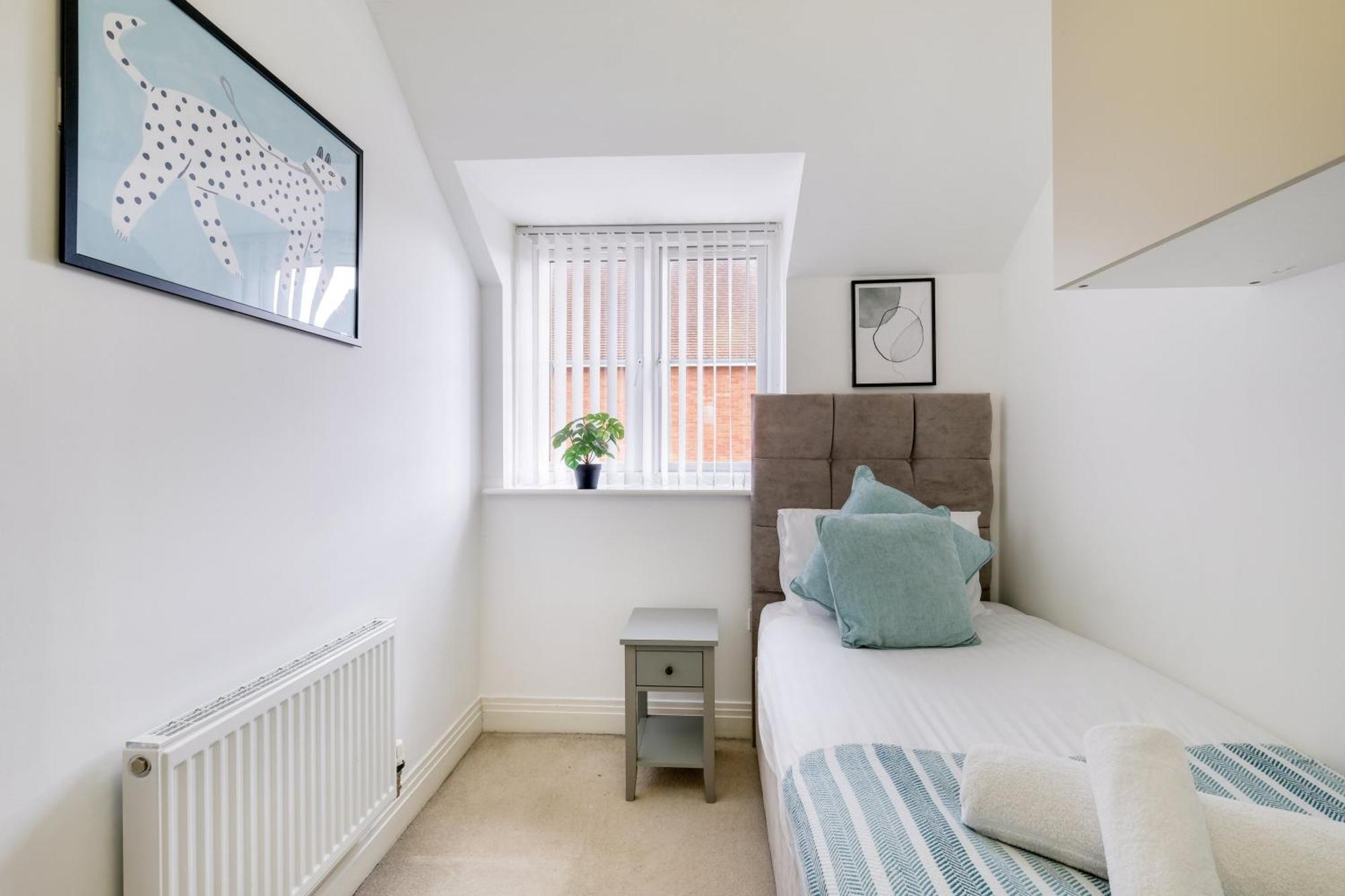 Foxherne 5bdr 3ba Serviced House With Parking - By 360stays