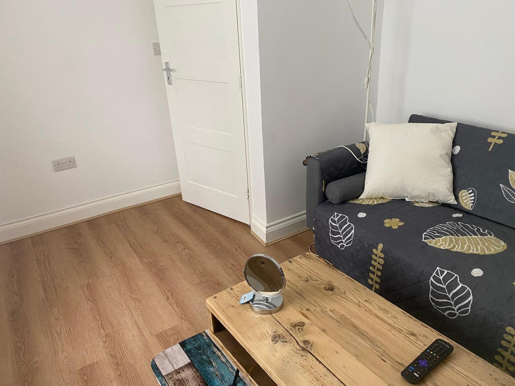 Slough - Sleeps 3 - Petfriendly - Riverside - Bay Apartment