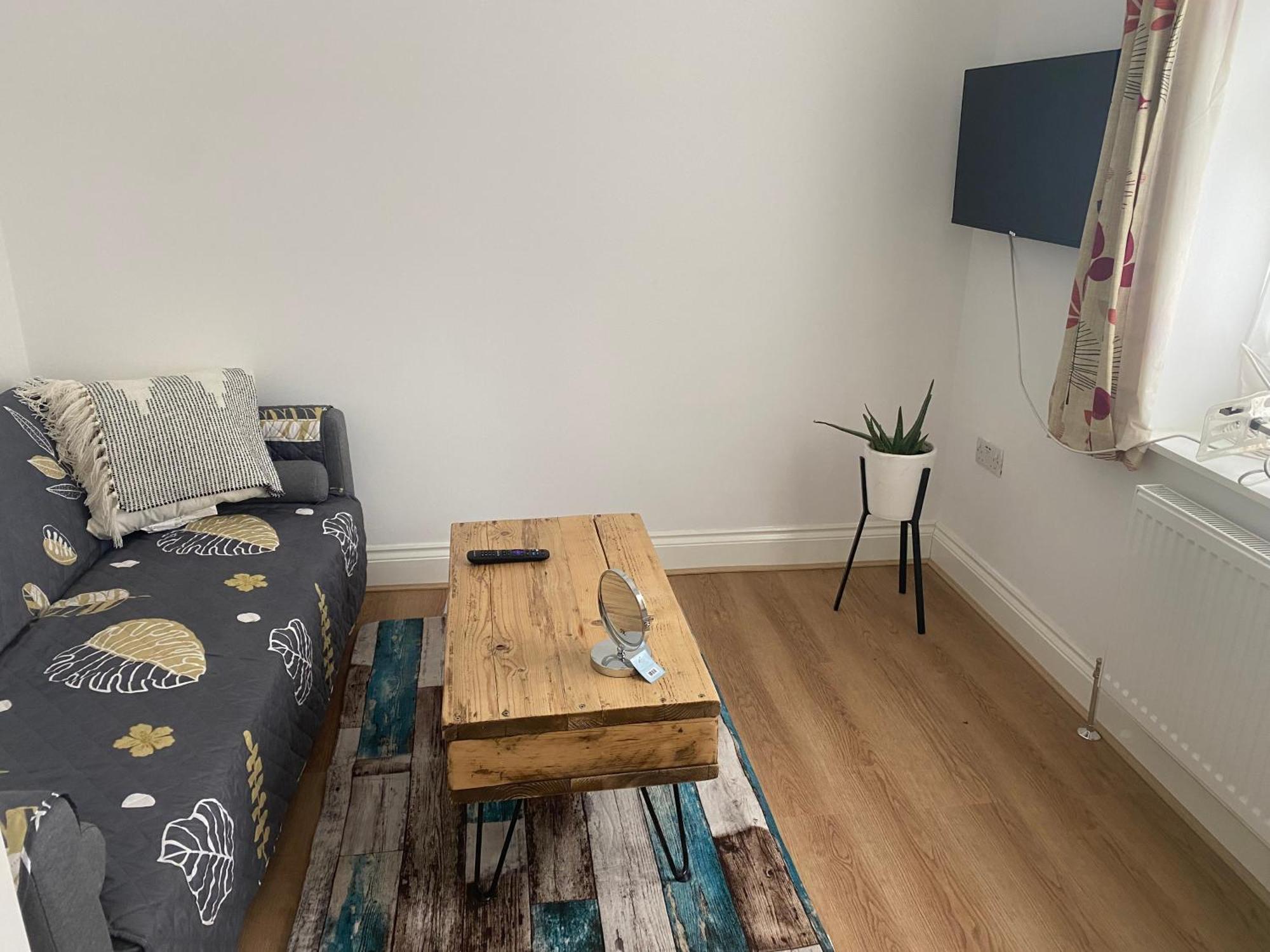 Slough - Sleeps 3 - Petfriendly - Riverside - Bay Apartment