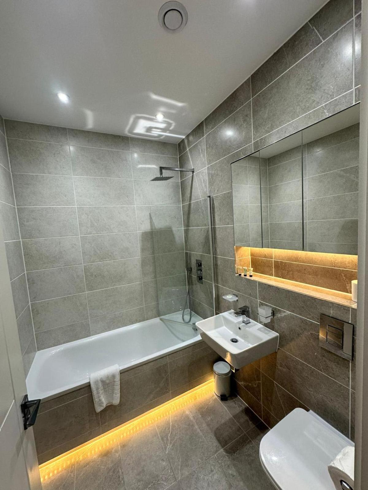 Charming Two Bedroom On Stoke Road Apartment *