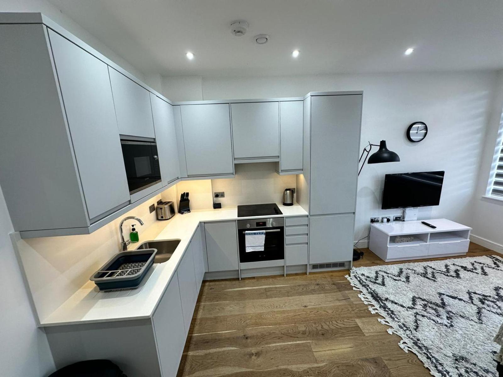 Charming Two Bedroom On Stoke Road Apartment Slough