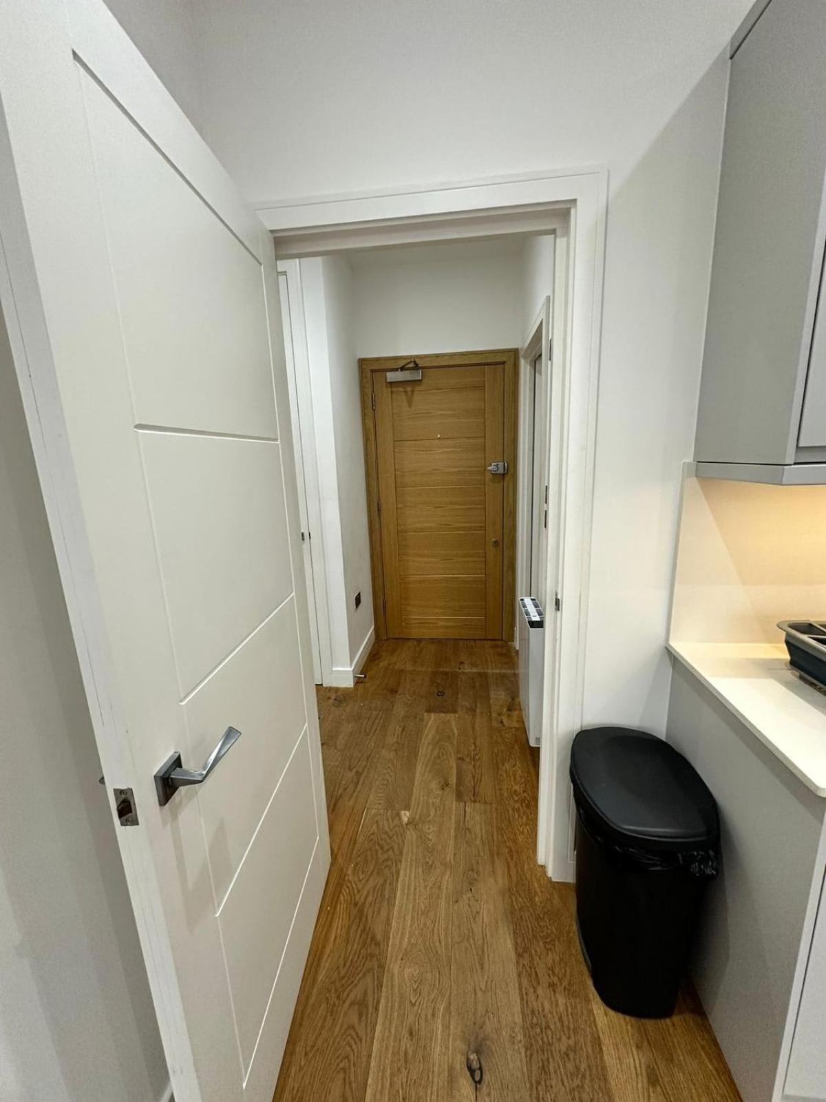 Charming Two Bedroom On Stoke Road Apartment *